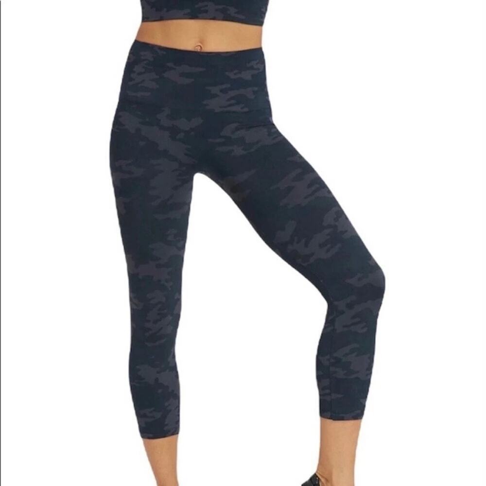 SPANX Look at Me Now Seamless Cropped Leggings in Black Camo Size L